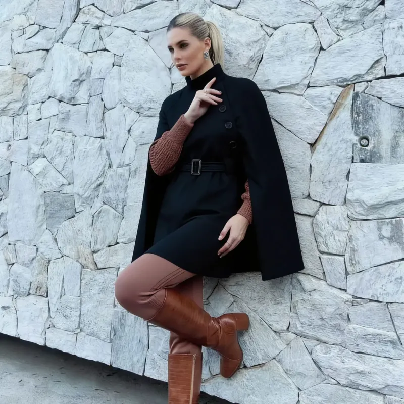 Damen Cape-Mantel mit Taillengürtel, asymmetrischer Knopfleiste und Stehkragen – Montévia